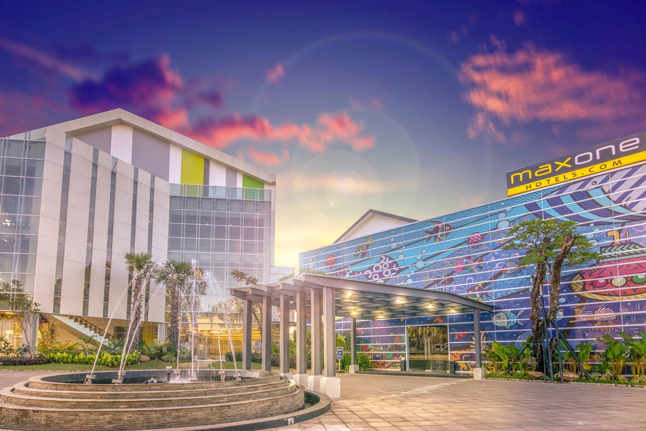 Maxonehotels At Resort Makassar Exterior photo